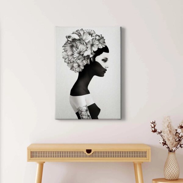 Bricoflor Bild Frau Mit Blumen Auf Dem Kopf Modernes Wandbild Im Grafik Stil Für Schlafzimmer Schwarz Weißes Leinwand Bild Mit Fisch