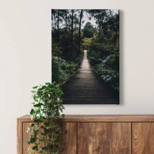 Bricoflor Bild Mit Hängebrücke Dschungel Leinwand Bild In Dunkelgrün Für Flur Und Schlafzimmer Regenwald Wandbild Im Hochformat