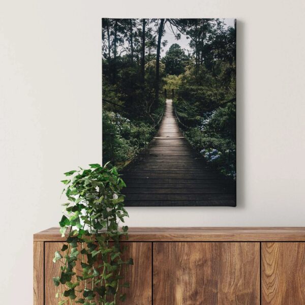 Bricoflor Bild Mit Hängebrücke Dschungel Leinwand Bild In Dunkelgrün Für Flur Und Schlafzimmer Regenwald Wandbild Im Hochformat