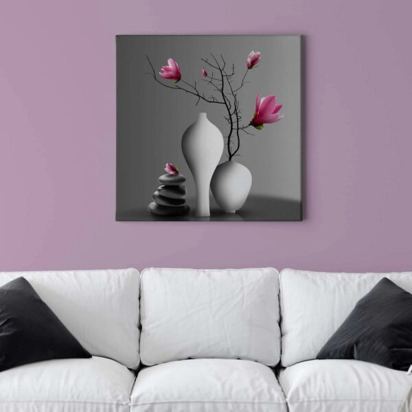Bricoflor Blumen Bild Mit Magnolie Blume In Vase Leinwandbild Im Wellness Stil Modernes Wandbild In Grau Und Pink Mit Steinen Für Badezimmer Und Flur