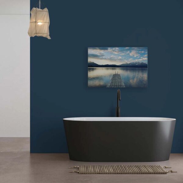 Bricoflor Leinwandbild Berge Und See Romantisches Wandbild Steg An See Blau Für Badezimmer Und Schlafzimmer Leinwand 120 X 80 Cm