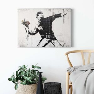Bricoflor Street Art Kunstdruck Auf Leinwand Modernes Wandbild In Schwarz Weiß Im Industrial Style Mann Wirft Blumen Bild Für Jugend Und Wohnzimmer