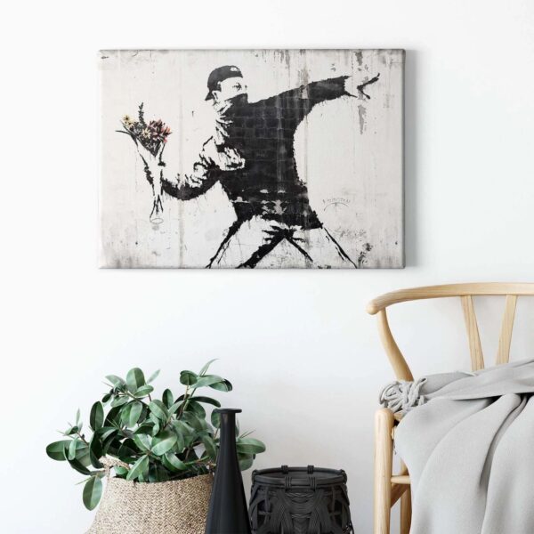 Bricoflor Street Art Kunstdruck Auf Leinwand Modernes Wandbild In Schwarz Weiß Im Industrial Style Mann Wirft Blumen Bild Für Jugend Und Wohnzimmer